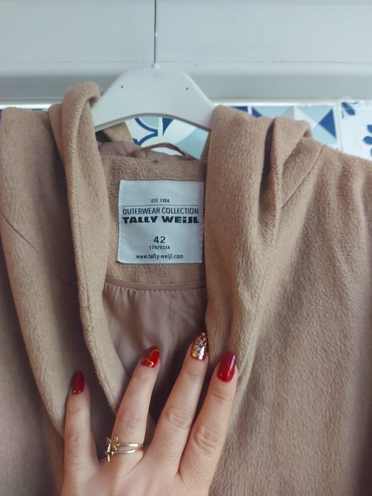 Palton crem cu glugă și cordon în talie made în Italy