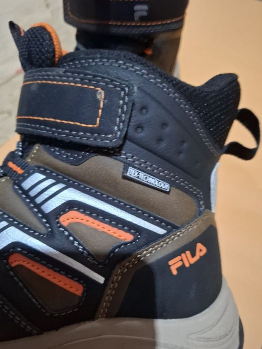 Продавам нови зимни боли за момче,марка Fila
