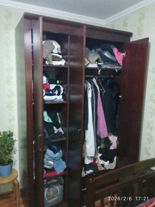 Продам двухярусный кровать со шкафом.