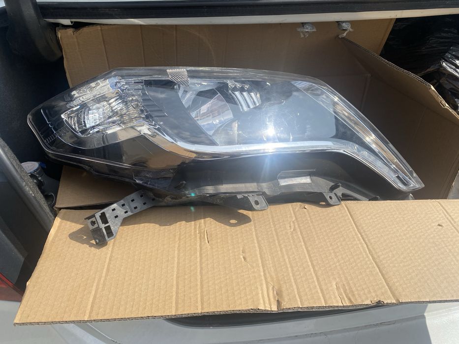 Продам фару на toyota prado