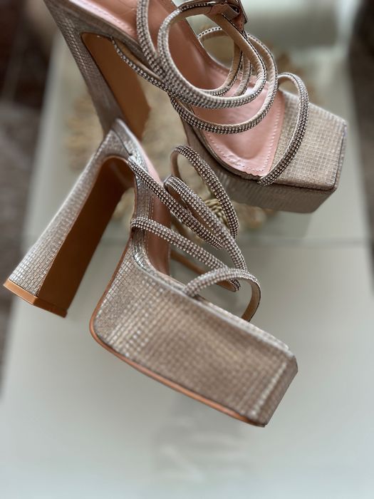 Дамски сандали на платформа и дебел ток