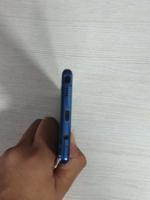 Samsung Galaxy Note 8 в цвете Deep Sea Blue.