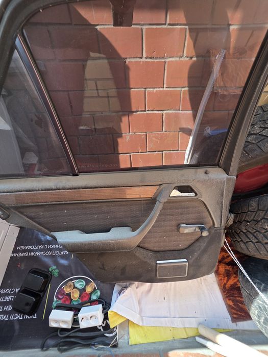 Задняя Левая дверь Mercedes e124