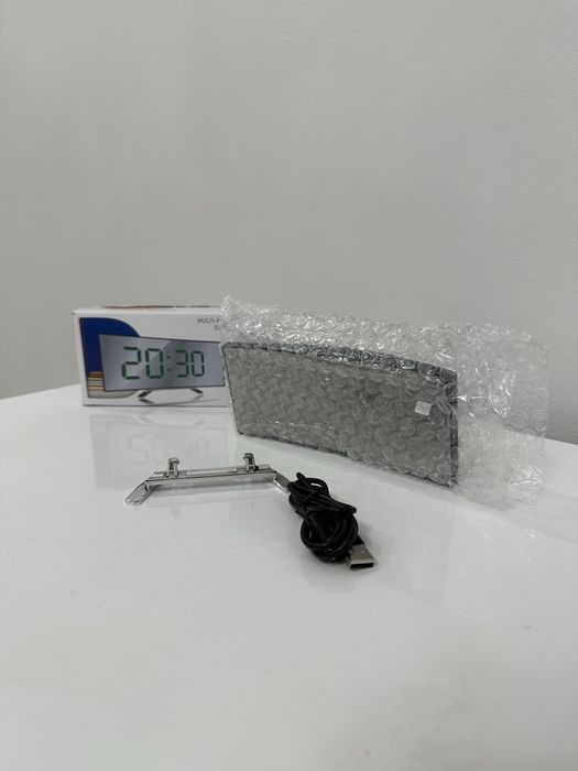 Ceas Digital LED cu Ecran Curbat – Design Modern Arcuit