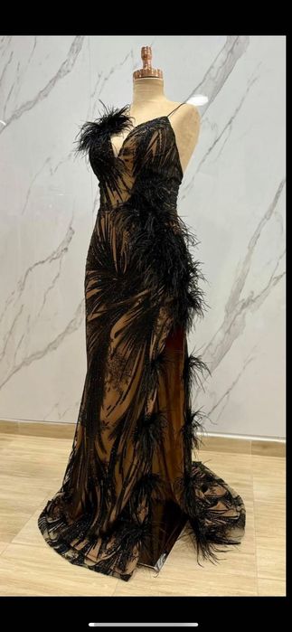 Бална рокля с пера