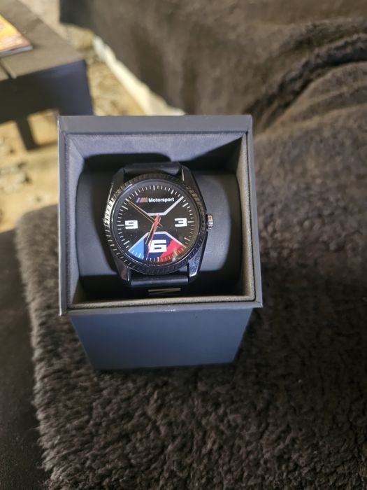 Продавам оригинален часовник на BMW