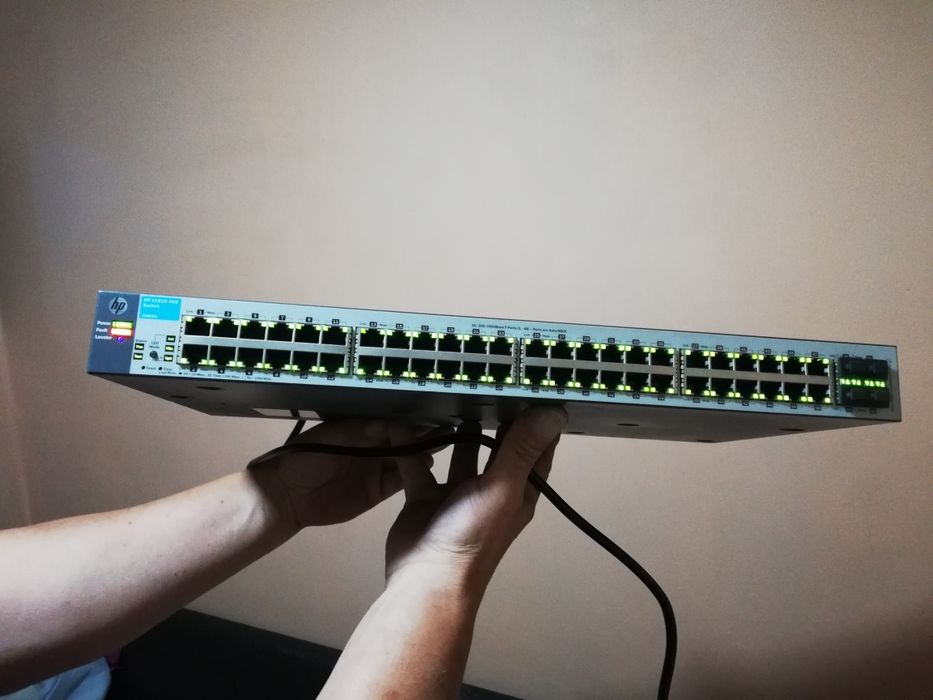 2 Switch-а и един Firewall - HP 1810-48G, D-Link DES-1024D, HotBrick VPN 800/2G