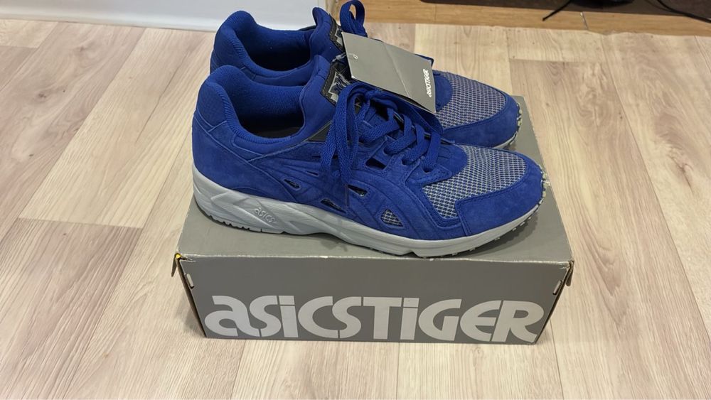 Продаю кроссовки Asics