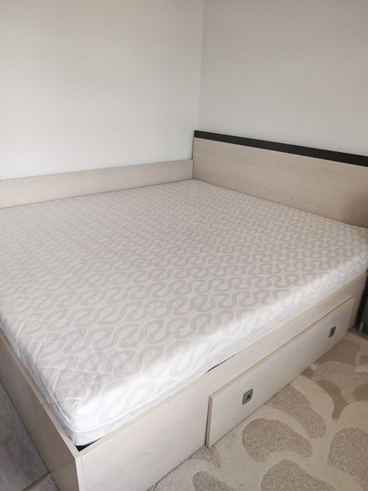 Vând pat 180x200 cu saltea 16 cm