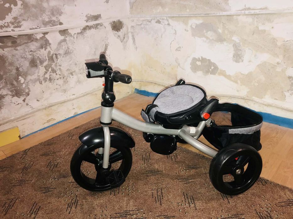 Triciclete cu pozitie de somn si far cu melodii si jocuri de lumini