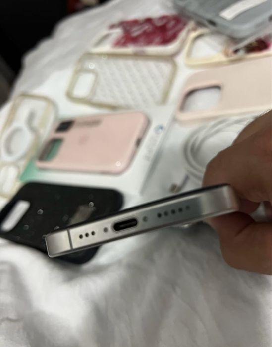 Preț FIX azi  Iphone 16 Pro 256 GB 8 huse incluse/cablu cadou