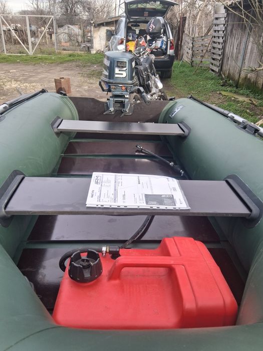 Лодка с пет коня двигател Yamaha