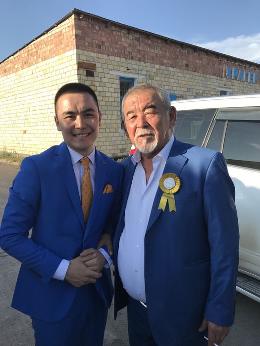 Ведущий на двух языках