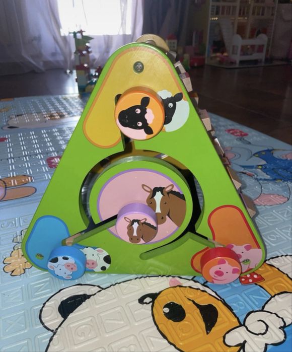 Centru activitati cu litere, imagini si socotitoare