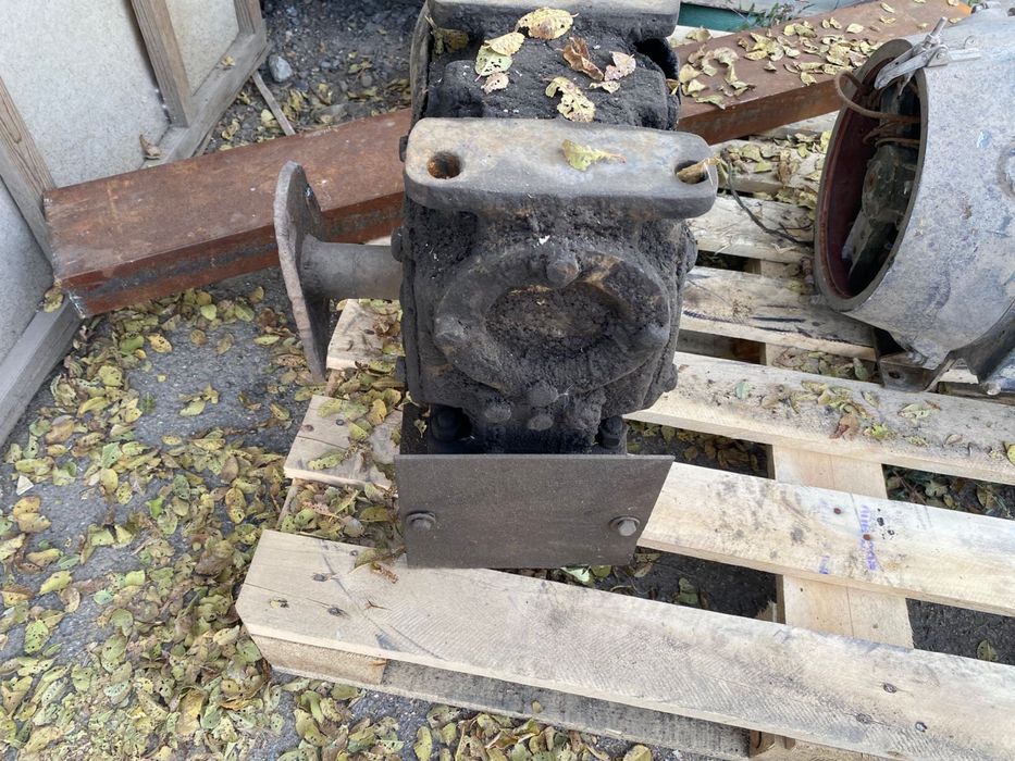 Продам редуктор с двигателем