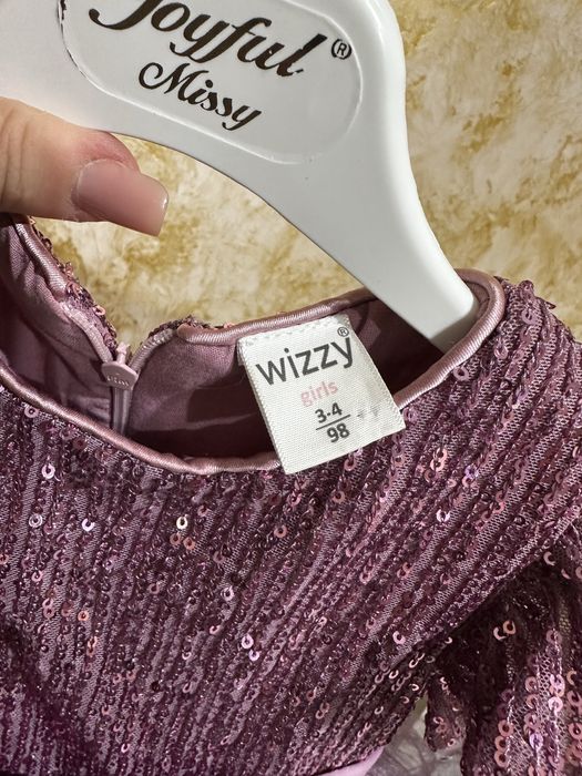 Продам нарядное платье на 3-4 года