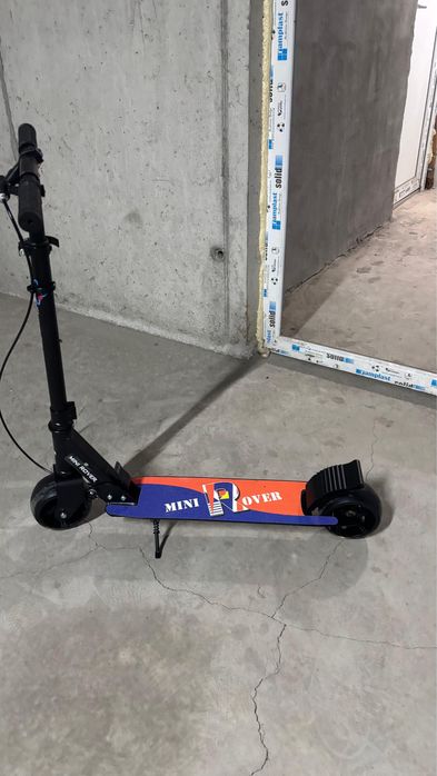 Trotineta pliabila cu cric