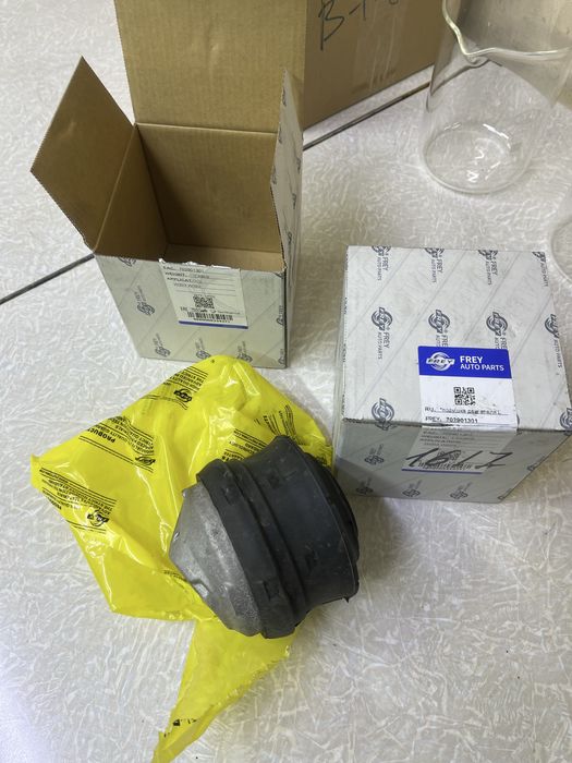 Подушка двигателя Мерседес 210