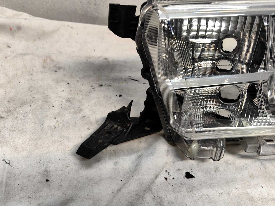 Оригинални  фарове  Toyota Hilux