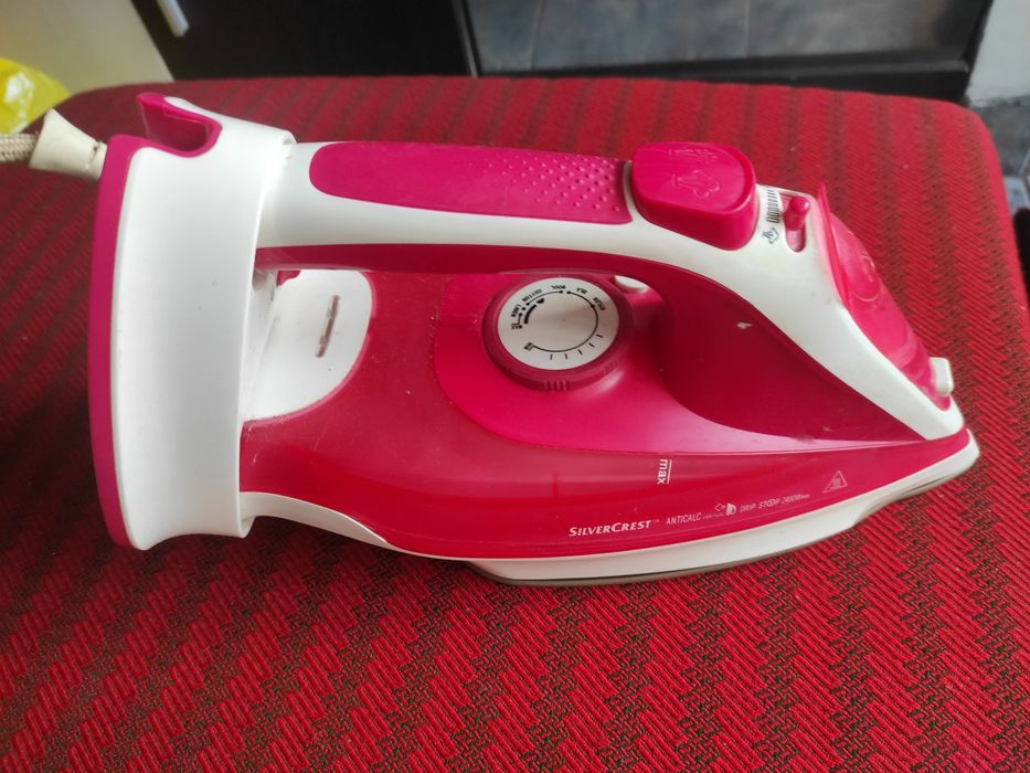 Fier de călcat 2400 W, cu talpă Tefal anticalcar, în stare perfectă de