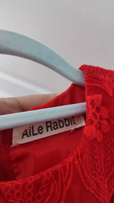 Червена рокля за момиче