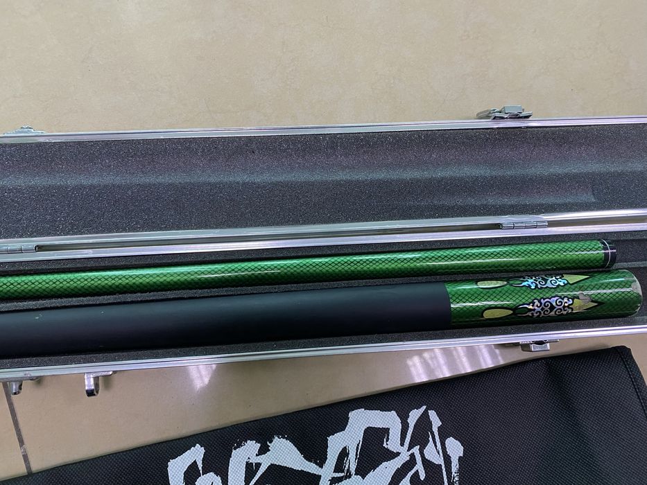 Продаю бильярные шары и кия