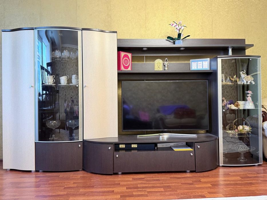 Продам срочно стенка и журнал стол