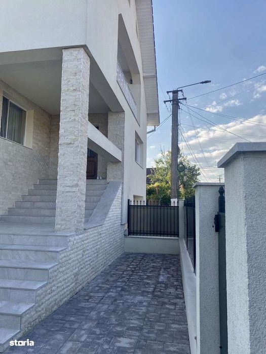 Casă centrală, spațioasă cu priveliști și curte generoasă – Jibou