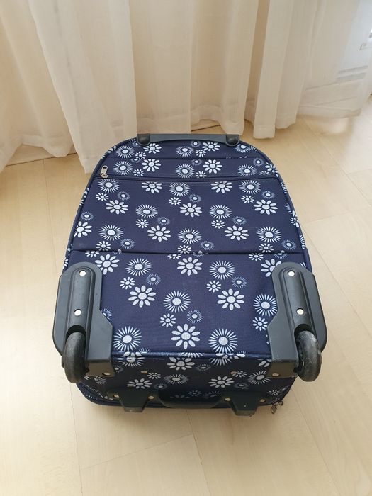 Куфар с телескопична дръжка.