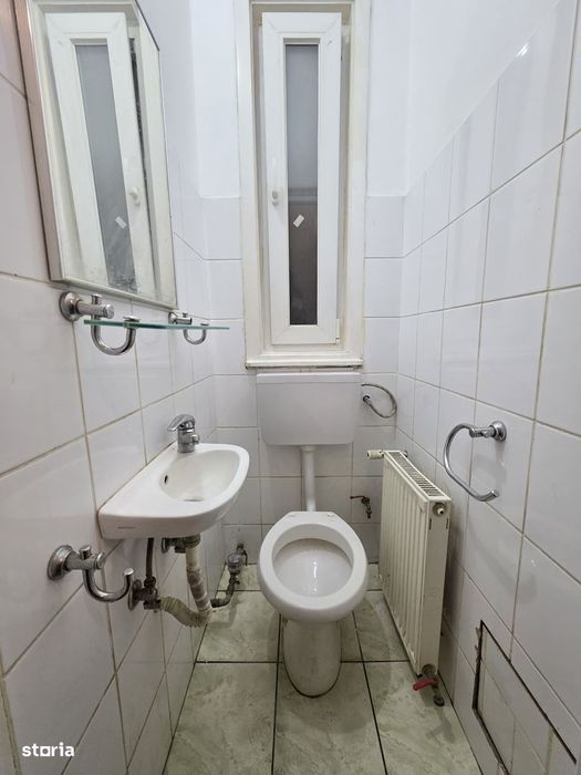 De închiriat apartament 3 camere – Piața 700