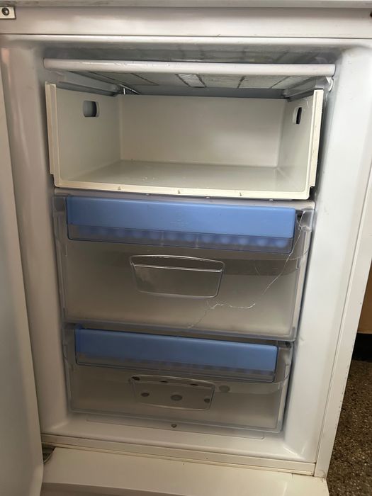 Хладилник Indesit с долен фризер