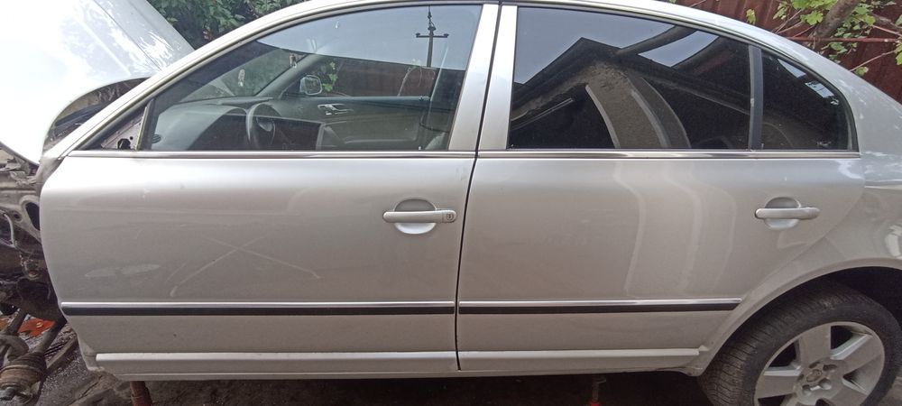 Usa / usi stanga dreapta fata spate / Bandou usa  Skoda Superb 1