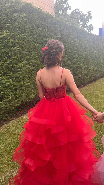 Червена бална рокля