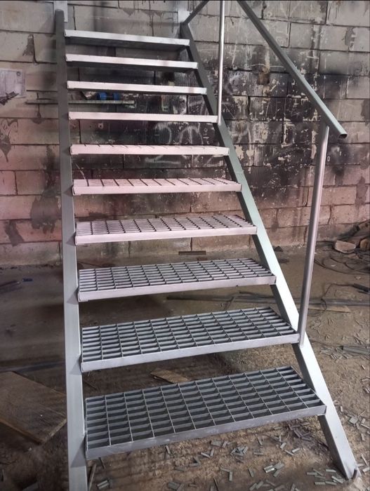 Scara metalice zincate