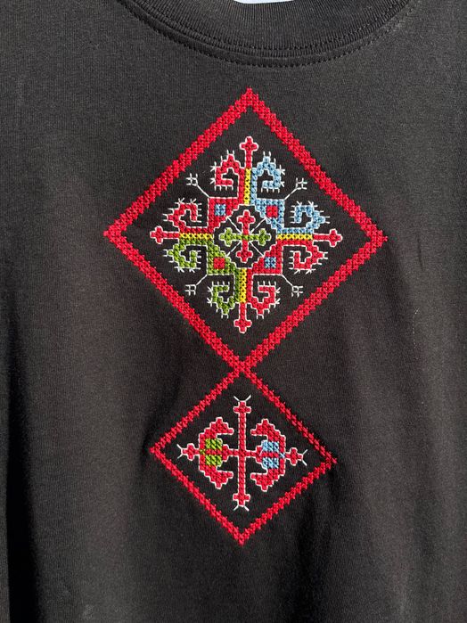 Тениски с бродерия