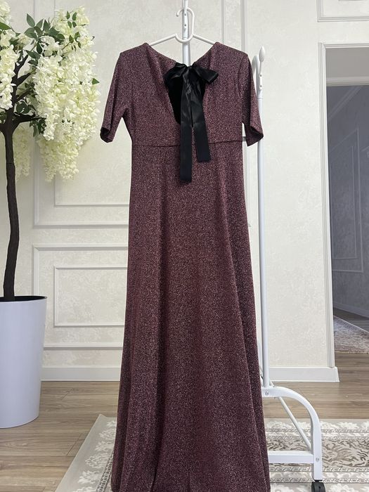 Бордовое платье из блестящей ткани