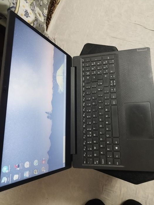 Lenovo noutbuk sotiladi
