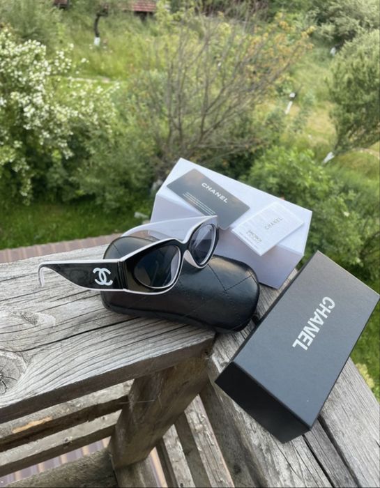 Ochelari de soare Chanel | Accesoriile incluse