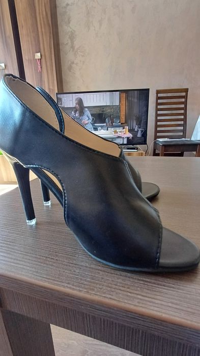 Нови елегантни обувки