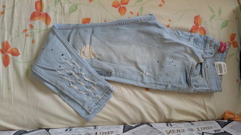 Blugi model rupți s