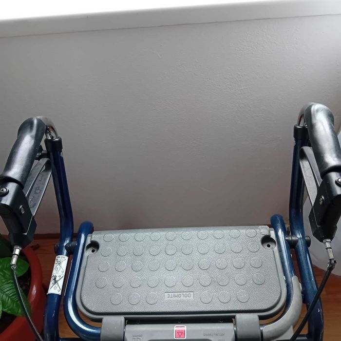 Vand rolator utilizat, in stare foarte buna.