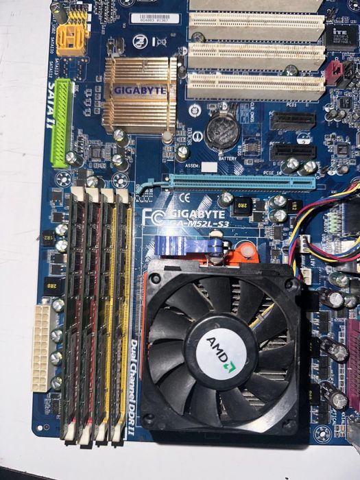 Kit PC Gigabyte GA-M52L-S3 + procesor AMD + 4GB RAM DDR2