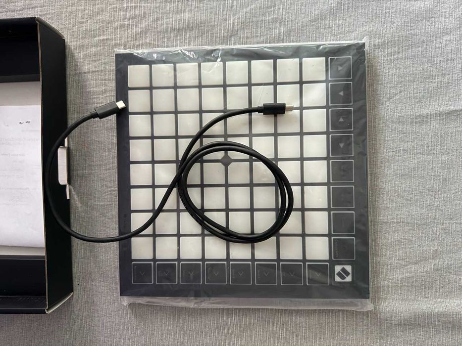 Novation Launchpad X - MIDI контролер, пълен комплект