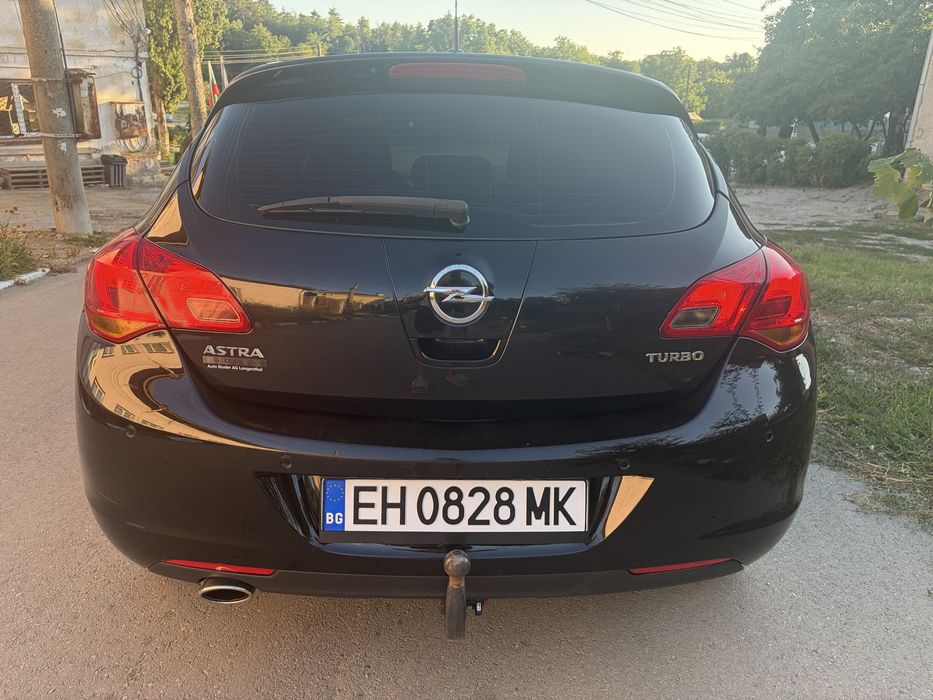 Opel Astra / Автоматик / Подгрев седалки и волан / Автопилот