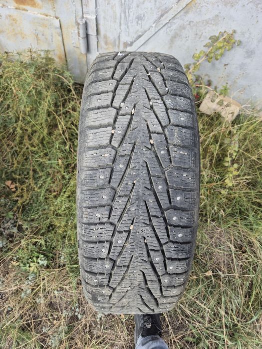 Продам шины зимние с шипами r17