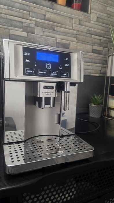 Vand expresor Delonghi Prima Donna avant in stare foarte buna