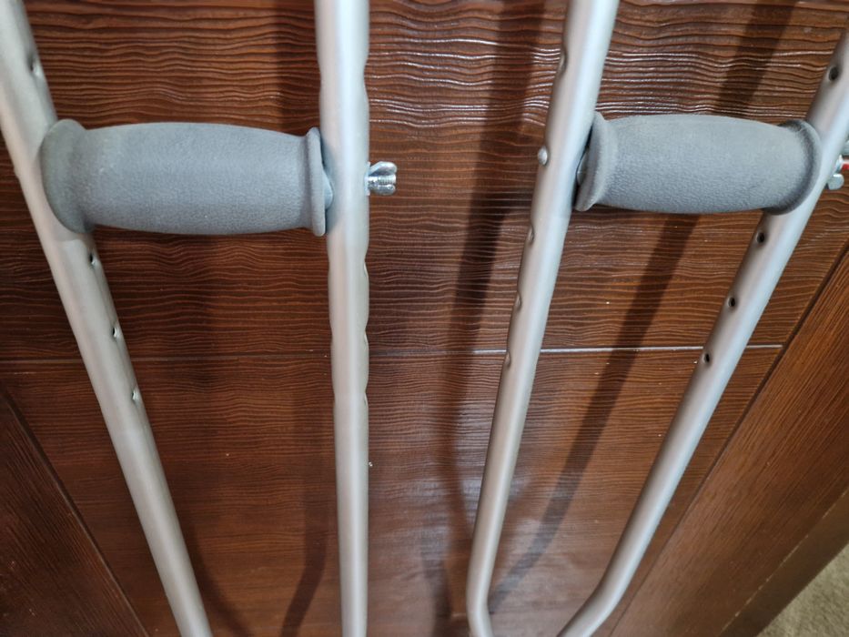 Продавам чистонови патерици и ортеза за фиксация на глезен