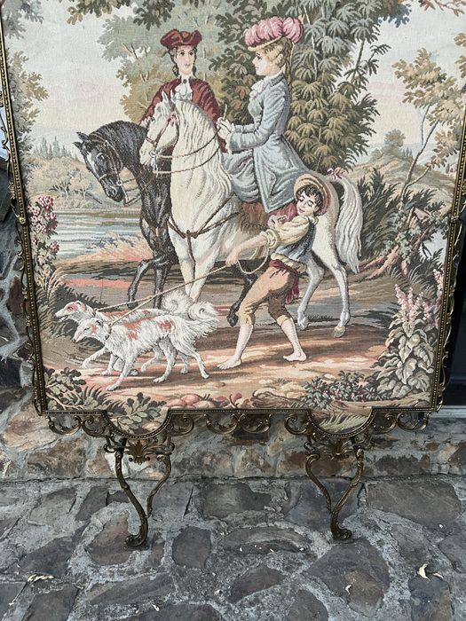 Cuier perete din bronz si tapiserie goblen