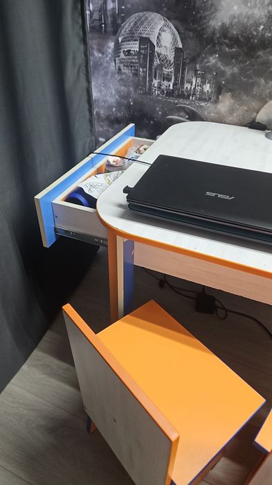 Детский стол с 2 стульчиками