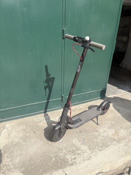 Trotinetă electrică + încărcător